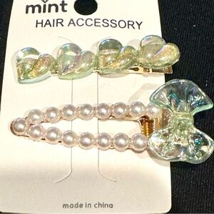 Girls Set of 2 Hair Clips Gold Tone Hearts and Bows Green